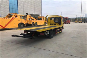 鲁甸非事故拖车